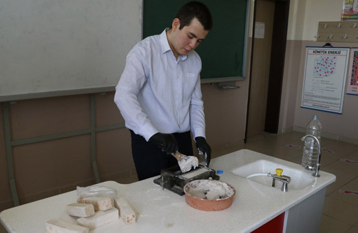 Niğde'de lise öğrencisi talaştan tuğla üretti