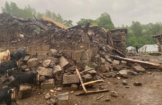 Bingöl'deki depremde iki köyde evler yıkıldı