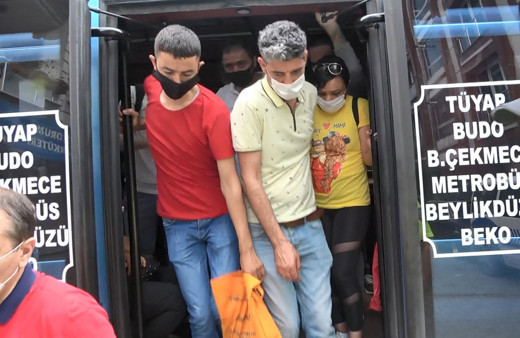 Esenyurt'ta 17 kişilik minibüsten 35 kişi çıktı! Polisler sürücüyü affetmedi