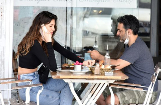 Şef Arda Türkmen, 15 yaş küçük sevgilisiyle ilk kez görüntülendi