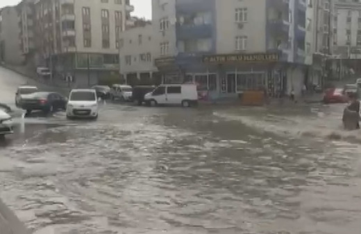 Sağanak yolları göle çevirdi! AKOM İstanbul için acil uyarı verdi