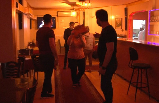 İstanbul'da yasağa aldırış etmeyen pavyona polis baskını mekan mühürlendi