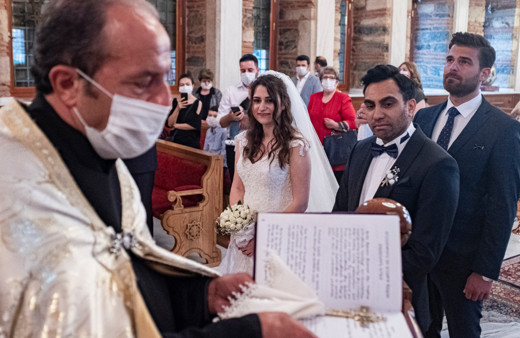 Sosyal mesafeli, maskeli ilk kilise düğünü gerçekleşti