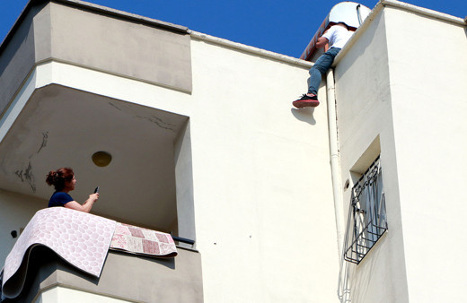 Eşi görüşmeyi reddedince intihara kalkıştı! Vatandaş röntgencilik yarışına girdi