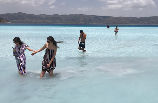 Burdur'daki Salda Gölü'ne kontrollü sosyal hayatta ziyaretçi akını