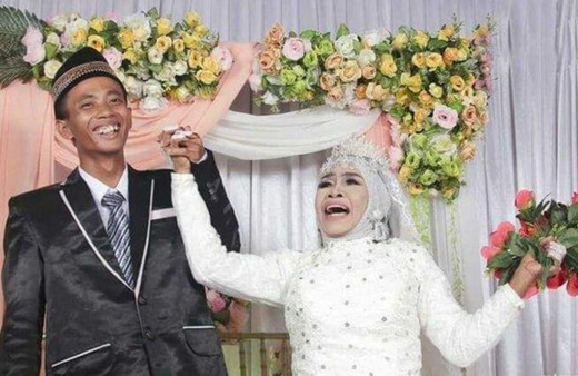 65 yaşındaki kadın evlat edindiği 24 yaşındaki gençle evlendi