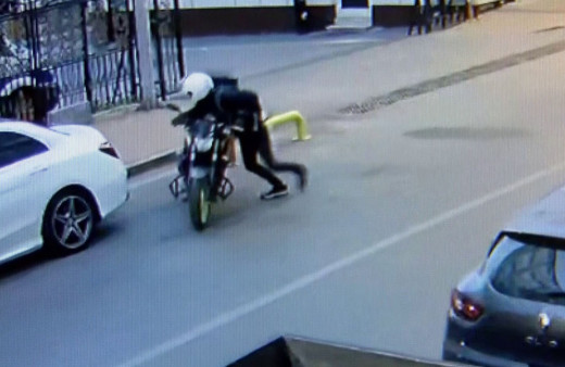 Saniyeler içerisinde gerçekleşen motosiklet hırsızlığı güvenlik kamerasında