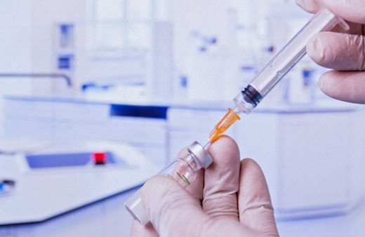 Oxford’un aşısı koronavirüse karşı en az bir yıl koruyacak