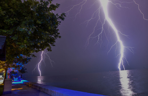 Kocaeli'de çakan şimşekler geceyi aydınlattı! Kartpostallık görüntüler