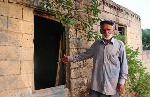 Siirt'te kimsesiz yaşlı adam yardım bekliyor Yaşadığı yerini kapısı bile yok