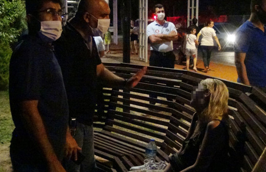 Irmakta intihara kalkışan kadını, suya atlayıp kurtardı