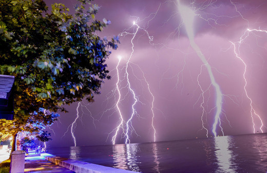 Kocaeli'de ürkütücü anlar! Geceyi aydınlatan yedi şimşek, tek karede