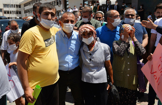 Alkışlarla uğurlanan Tunceli Valisi Tuncay Sonel gözyaşlarını tutamadı