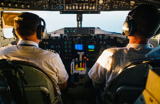 Uçuşları iptal edilen pilot paket servisi kuryeliğine başladı! Neden boş durayım?