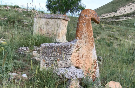 Tunceli'de defineciler tarihi atbaşı mezar taşlarını talan ettiler!