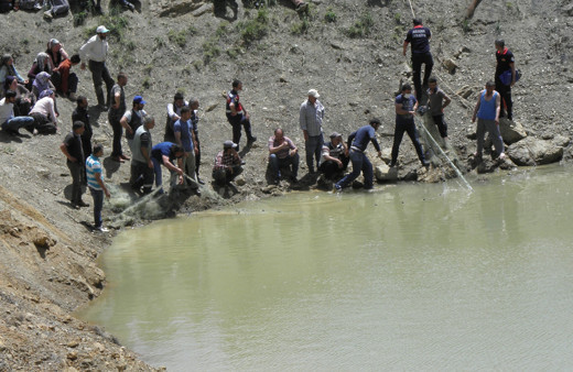 Adana'da kaybolan oğlunun gölete düştüğünü sanıp suya giren baba boğuldu
