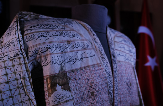 Mevlana'nın oğluna ait 'Tılsımlı gömlek' gizemini koruyor Konya'da ilk defa görüntülendi