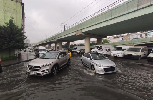 Meteoroloji uyarmıştı İstanbul'da şiddetli yağış ve dolu göle çevirdi