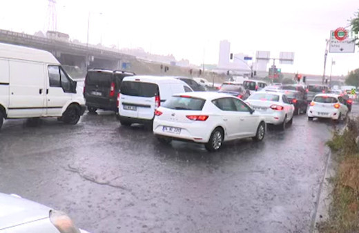 İstanbul'da şiddetli yağış etkili oldu! Yollar göle döndü