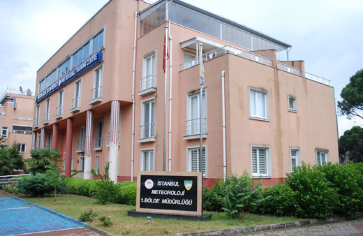 İstanbul Meteoroloji 1. Bölge Müdürlüğü misafirhanesinin çatısına yıldırım düştü