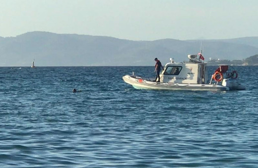Kuşadası'nda restoranda hesaba itiraz etti denize atladı