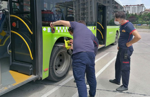 Halk otobüsüne 2 metrelik zehirli yılan girdi korku dolu anlar