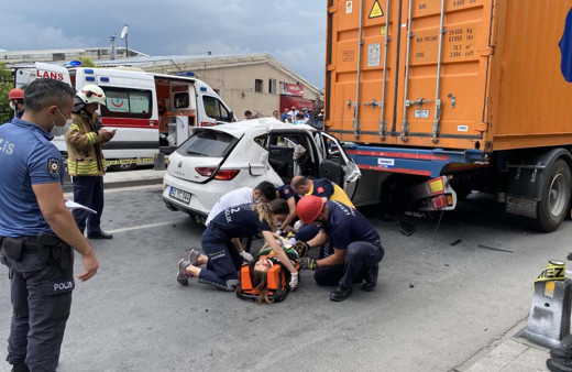 Üsküdar'da otomobil TIR'ın altına girdi
