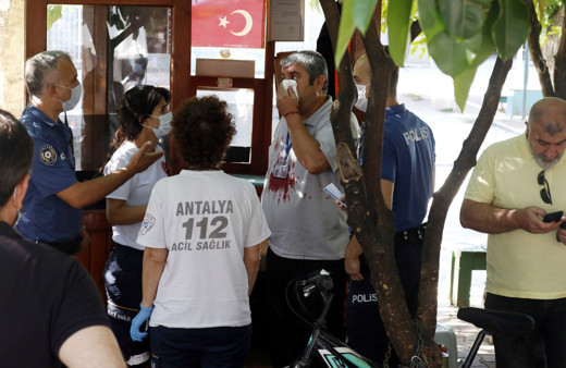 Antalya'da madde bağımlısı camiye girmeye çalıştı! Güvenlik görevlisini yaraladı