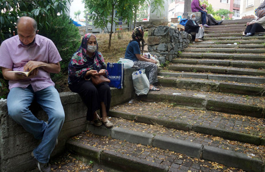 Bakırköy'de Zuhuratbaba Türbesi'nde aileler LGS duası etti