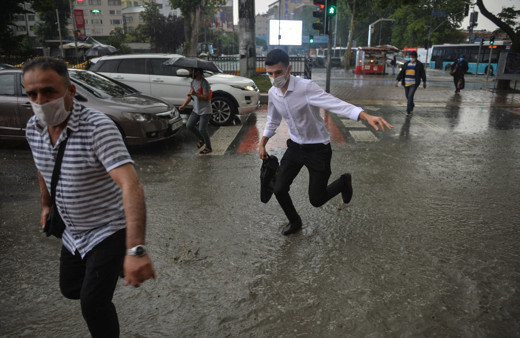 Yurdun dört bir yanı sağanak yağışa teslim oldu yollar göle döndü iş yerlerini su bastı