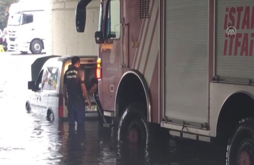 İstanbul'da su birikintisinde mahsur kalan araç böyle kurtarıldı!