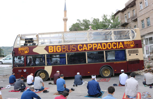 Nevşehir'de imam hutbeyi otobüsün üzerinde okudu
