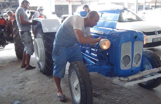 5 bin liraya aldığı traktöre 15 bin lira masraf edip çalışır hale getirdi