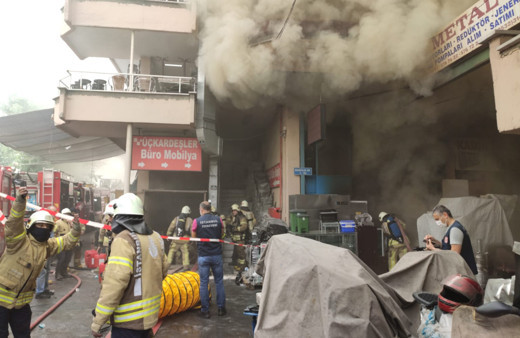 Zeytinburnu'nda işyerinde korkutan yangın
