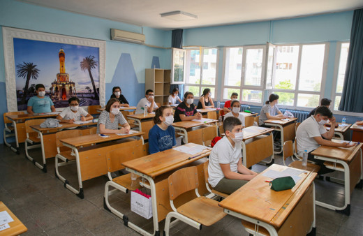 Koronavirüs gölgesinde LGS sınavı sona erdi! İşte dikkat çeken maske detayı