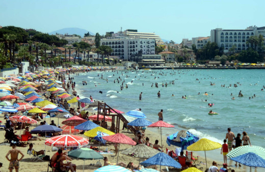 Aydın Kuşadası'nda plajlardaki yoğunluktan sosyal mesafe kalmadı