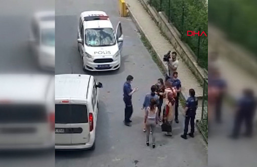 Arnavutköy'de iki kız kardeş annelerini alıkoymakla suçladığı kişiye saldırdılar!