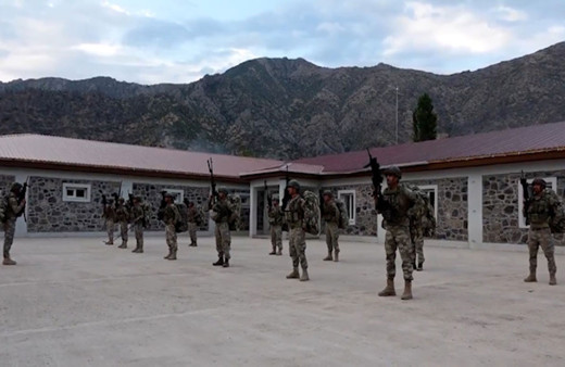 Komandolar sırtlarındaki 40 kiloluk çantalarla sınırı geçti! İşte o anlar...