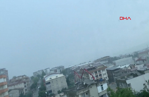 Bursa'da 3 katlı binanın üstüne yıldırım düştü! O anlar kameraya yakalandı