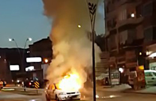 Edremit'te otomobil cayır cayır yandı