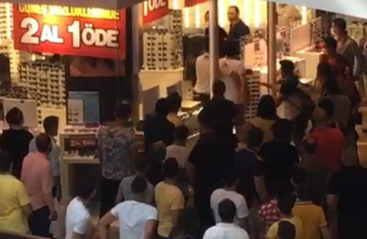 İzmir'de AVM'de kavga izlemek için 'sosyal mesafe' kuralını hiçe saydılar