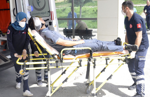 Karaman'da bir kişi tartıştığı postacının kulağını ısırarak kopardı