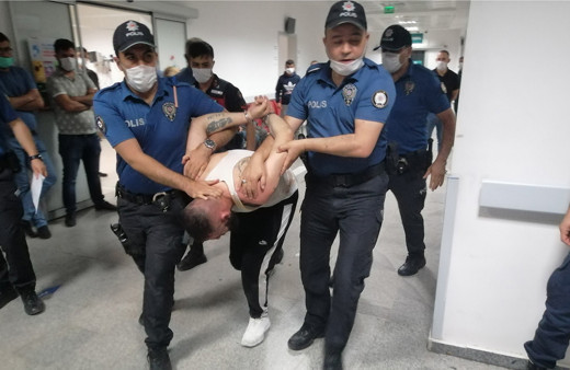 Önce bekçiyi ezdi, sonra gözaltına alınmamak için polisin ayağını kırdı