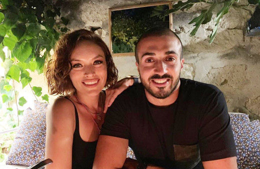 Ezgi Mola bu sefer yüzüğü taktı sevgilisi Mustafa Aksakallı ile evleniyor!