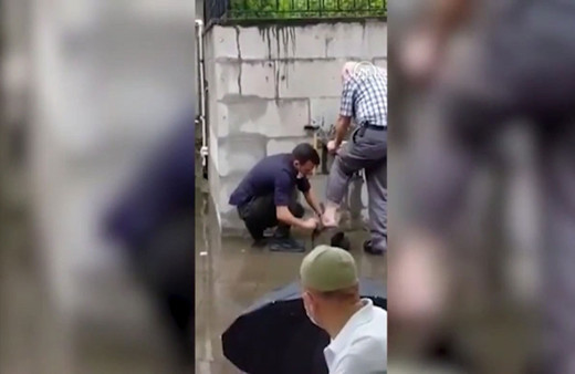 Rize'de polisin abdest alan yaşlı adamın çoraplarını giydirmesi beğeni topladı!