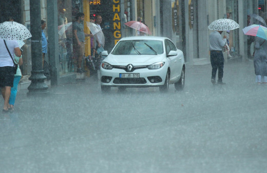 AKOM’dan İstanbul’a şiddetli sağanak yağış uyarısı saat verildi
