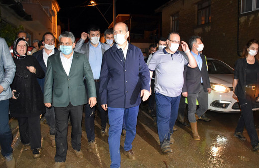 İçişleri Bakanı Süleyman Soylu selin vurduğu Dudaklı Mahallesi'nde incelemelerde bulundu