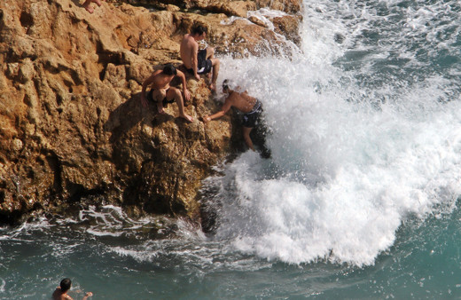 Antalya'da dalgaların dövdüğü kayalık alanda tehlikeli deniz keyfi