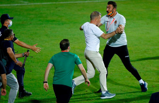 Alanyaspor-Trabzonspor maçı sonu kıyamet koptu Ahmet Ağaoğlu sahaya daldı