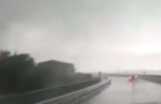 İstanbul Çatalca'da sürücü aracıyla hortumun içinden geçince...